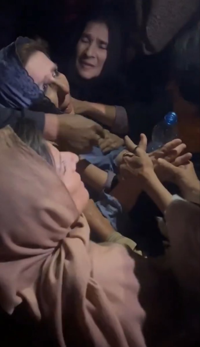 بےشرمی اور منافقت سے لتھڑے ضمیر فروش ایک ٹٹ پونجئے سے اس کی بیوی کے سامنے اس کی کی ہوئی بےغیرتی کے بارے سوال پوچھنے پر ناچ ناچ کے گھنگھرو توڑ رہے تھے اب سارے ستو پی کے سو رہے ہیں۔وقت بہت ظالم ہے یہ وقت بھی گزر جانا ہے۔