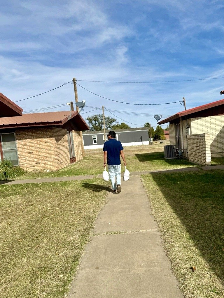 CesarJBlanco's tweet image. Our office kicked off our 11th Annual Thanksgiving Turkey Giveaway in Balmorhea today!

We were proud to provide turkeys to families in the community, helping ease the burden for those in need this holiday season.

A big thank-you to our community partners for helping us continue…