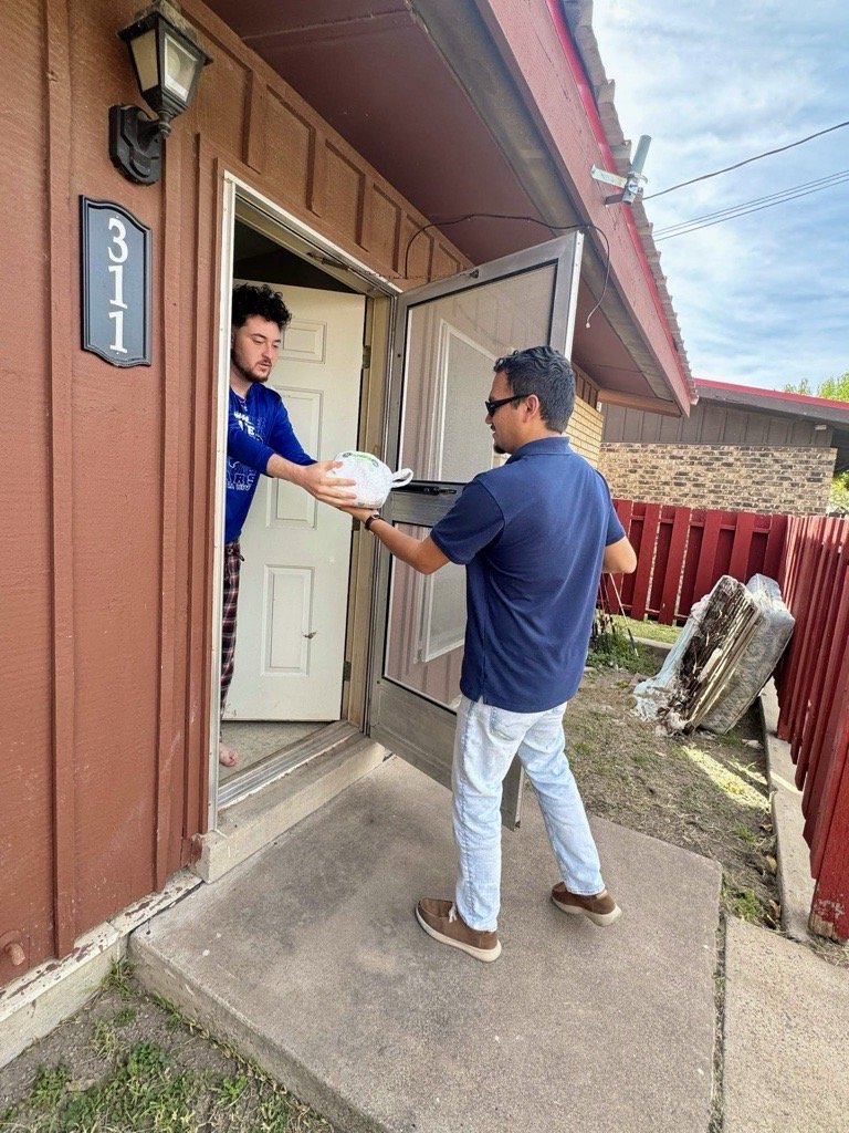 CesarJBlanco's tweet image. Our office kicked off our 11th Annual Thanksgiving Turkey Giveaway in Balmorhea today!

We were proud to provide turkeys to families in the community, helping ease the burden for those in need this holiday season.

A big thank-you to our community partners for helping us continue…