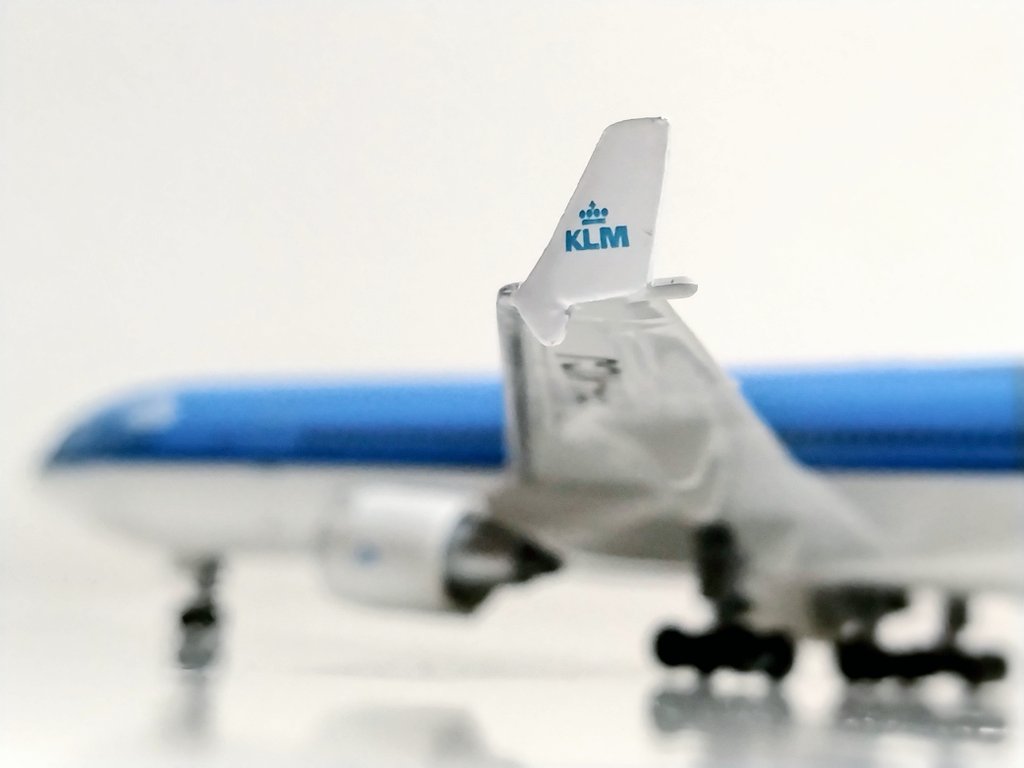 シルエットは三発機の完成形、MD-11。KLMオランダ航空。 あと数年福岡