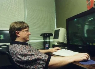 pricempire's tweet image. Picture of Gabe Newell playing Half-Life in April 1998, seven months before launch.