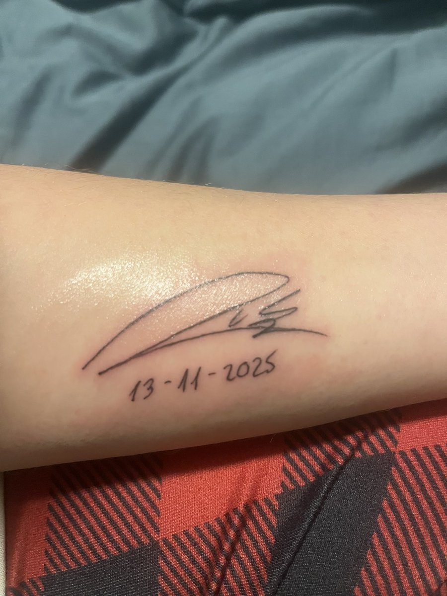 n0tali_'s tweet photo. después de seguirle por más de 10 años y conseguir lo que pensaba que sería imposible, no me quedaba hacer otra cosa que dejarlo permanentemente en mi piel.
Gracias. @Rubiu5 https://t.co/jYBww8kNFc