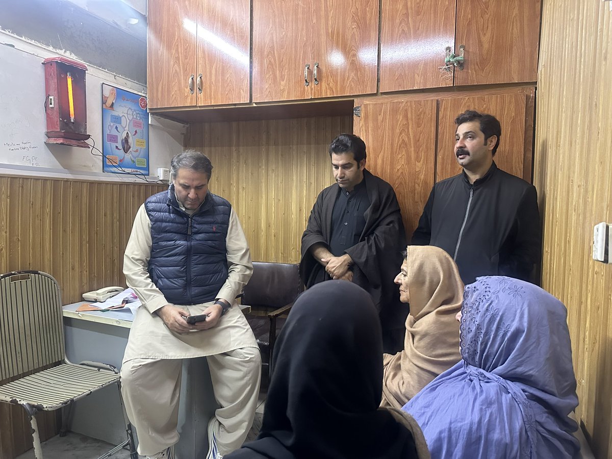 خدارا! یہ یزیدیت کا ننگا ناچ بند ہو!

آج ہماری آنکھوں کے سامنے ایک ایسا وحشیانہ واقعہ پیش آیا جس نے پوری قوم کی عزت نفس کو مجروح کر دیا۔ عمران خان کی بہنیں جو اپنے ناحق قید بھائی سے ملاقات کے لیے اڈیالہ جیل گئی تھیں، ان کے ساتھ وہ سلوک کیا گیا جسے دہراتے ہوئے الفاظ میں بیان کرنا