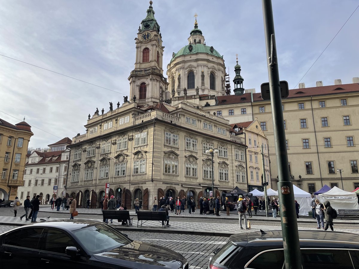 t_echizen's tweet image. 『シークレット・オブ・シークレッツ』プラハの旅1日目。
まずはこんなスタバを見つけました。
プラハ城のなかにはもっと古式ゆかしいやつがあるそうです。
#PR #プラハ #チェコへ行こう​ #cityofsecrets