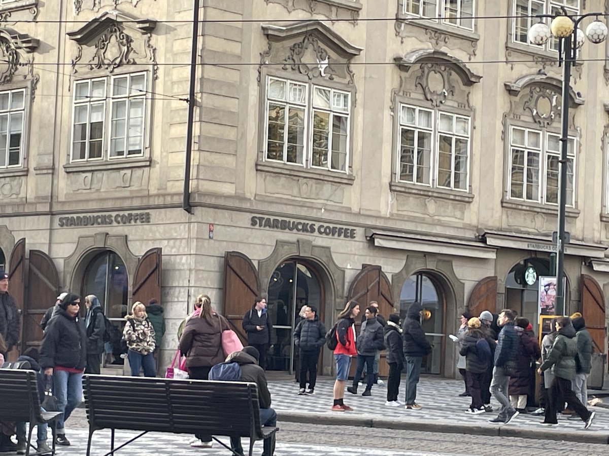 t_echizen's tweet image. 『シークレット・オブ・シークレッツ』プラハの旅1日目。
まずはこんなスタバを見つけました。
プラハ城のなかにはもっと古式ゆかしいやつがあるそうです。
#PR #プラハ #チェコへ行こう​ #cityofsecrets