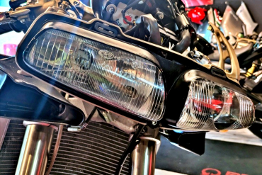 GYRO_RYOMAX's tweet image. Clean the headlights dlvr.it/TPLHBS #ジャイロ #ビューエル #ドゥカティ