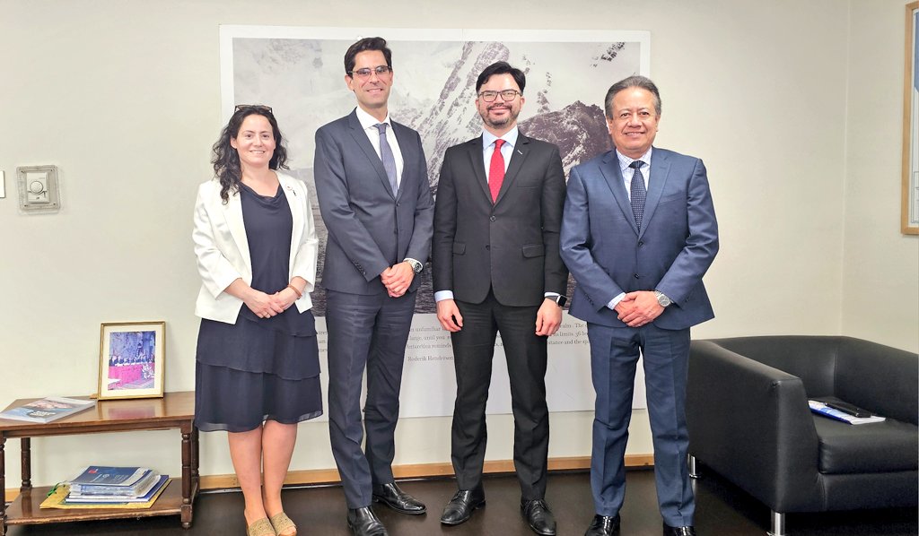 Los funcionarios de esta Embajada sostuvieron un encuentro con el Jefe de la División de Asuntos Antárticos del <a href="/Minrel_Chile/">Cancillería Chile 🇨🇱</a>, y su equipo, para conversar sobre la agenda bilateral y la cooperación.

 🇬🇹🤝🇨🇱 

<a href="/inach_gob/">INACH</a>