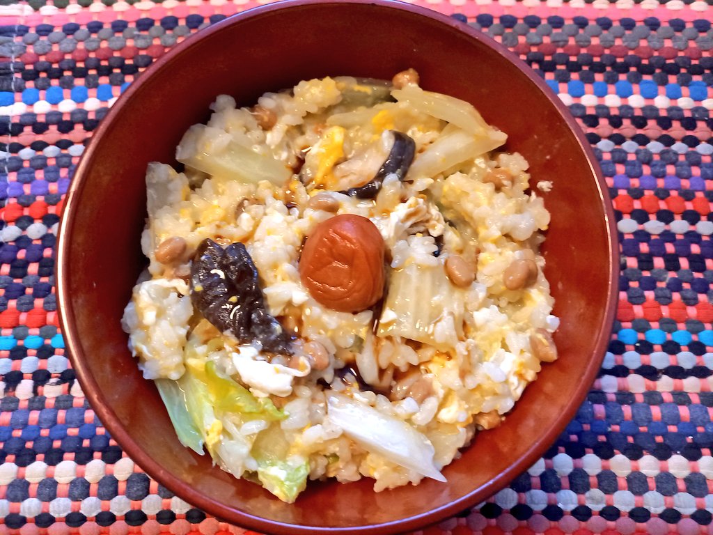 PM____9's tweet image. ☃️除雪終了 今朝の降雪深10cm→7cm
雪がしまって傘減りしてました。
朝食、 白菜雑炊！
ご飯168g、白菜100g、長ねぎ15g、生干し椎茸20g、卵、納豆、鰹節、梅干し、塩ひとつまみ、最後に醤油を少々。
436kcal 主要栄養素 炭水化物73g 脂肪9g たんぱく質19g 。#健康食 #備忘録