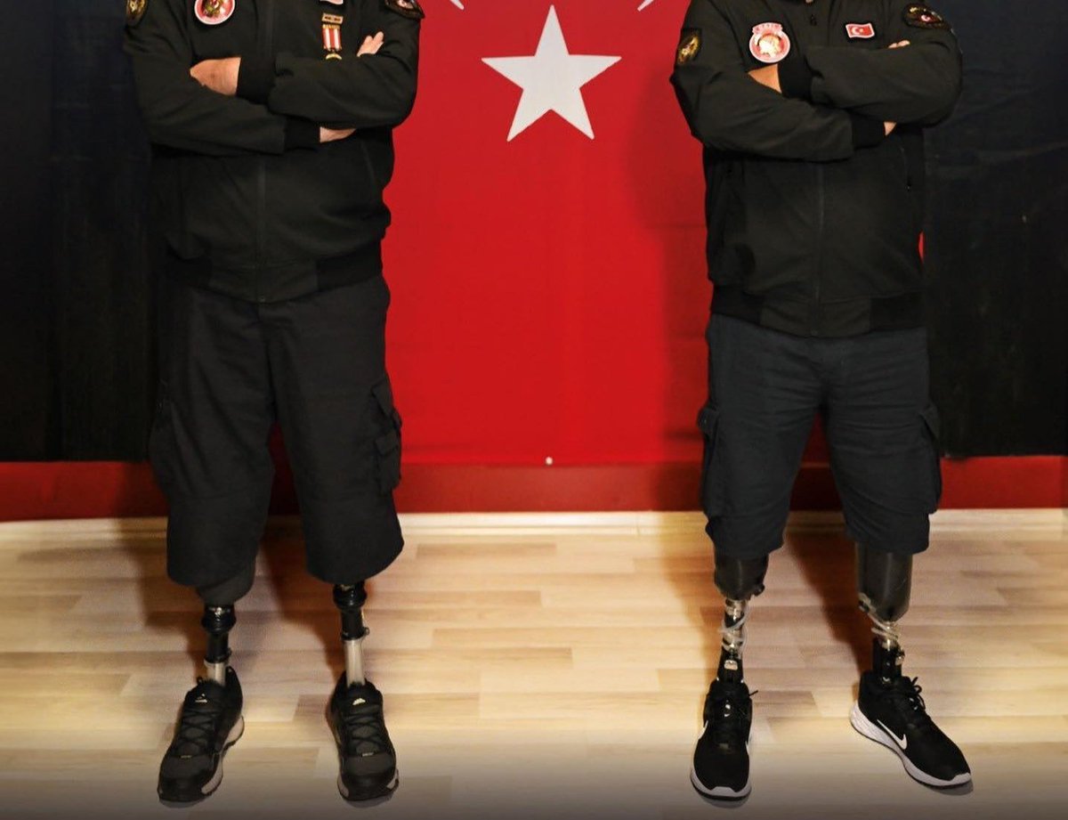 a_z_y's tweet photo. Mesele ayağa kalmak değil, ne için kalktığın? Ayağa kalkarken ayaklarını kaybeden gaziler, canını veren şehitler aklınıza geldi mi? https://t.co/tdP9Bk27Ma