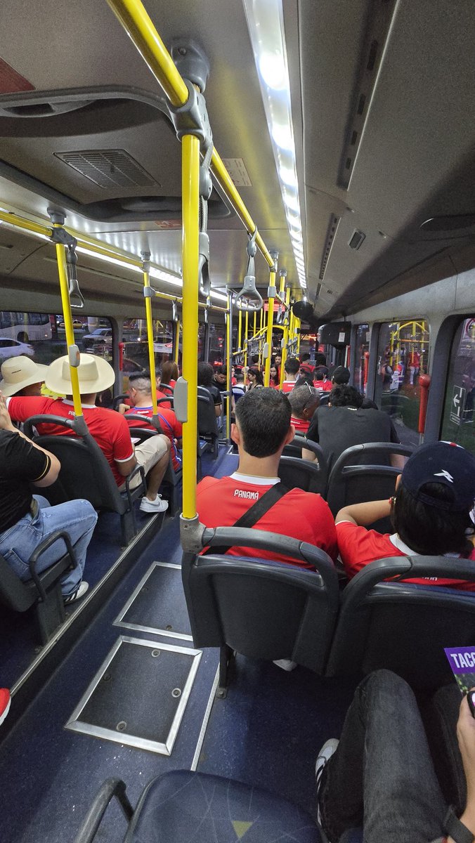 Calderon_Albis's tweet photo. Logística de @OficialMiBus traslada a cientos de panameños de forma gratuita al estadio Rommel Fernández para el partido contra El Salvador. @EcoPanamaTV @TReporta https://t.co/MblKbeinOM