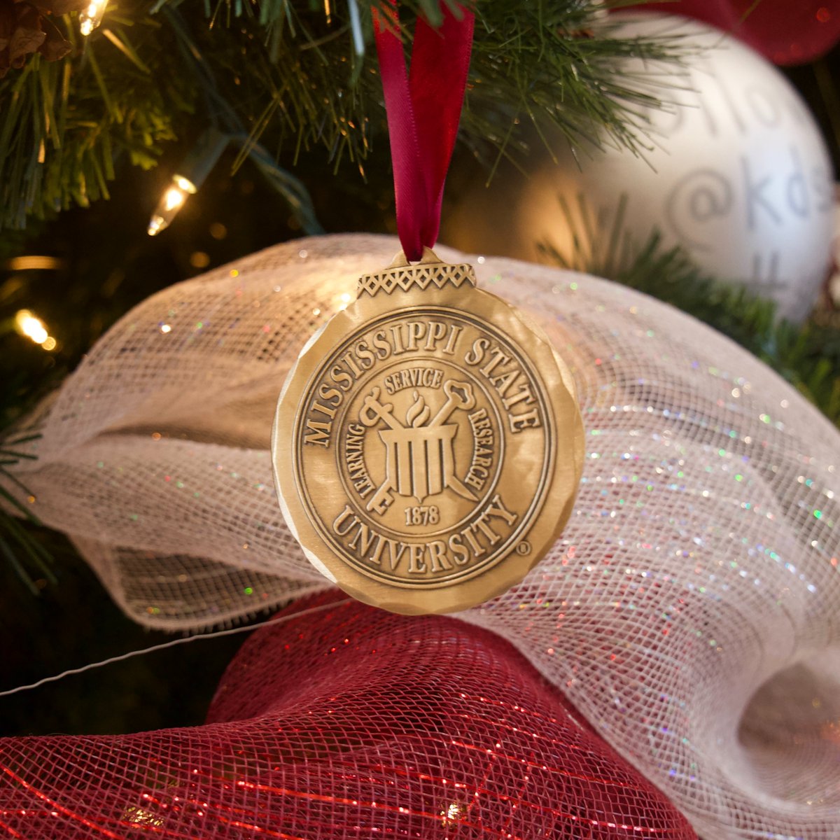MSStateAlumni's tweet image. Deck the halls with Maroon &amp;amp; White! 🎄

The newly-released 2025 MSU collector&apos;s ornaments are here! Click below to add some Maroon to your decorations and support the MSU Alumni Association.

🔗 wendellaugust.com/pages/mississi…