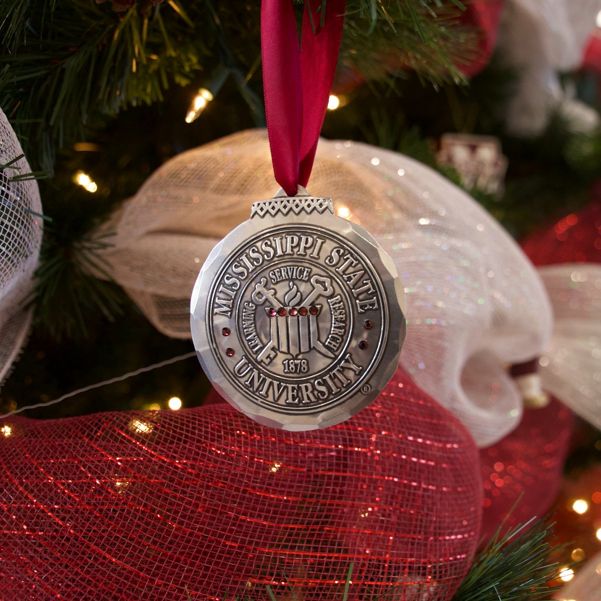 MSStateAlumni's tweet image. Deck the halls with Maroon &amp;amp; White! 🎄

The newly-released 2025 MSU collector&apos;s ornaments are here! Click below to add some Maroon to your decorations and support the MSU Alumni Association.

🔗 wendellaugust.com/pages/mississi…