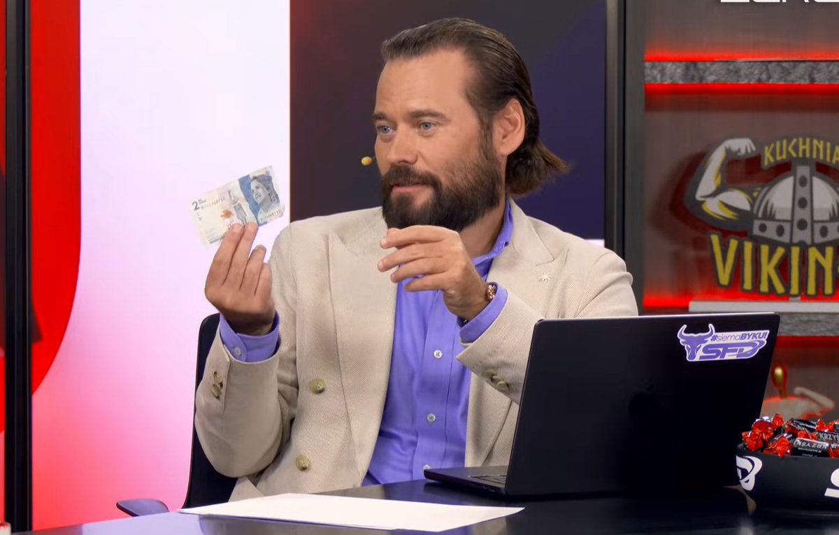 ukissek's tweet image. Taka #ciekawostka
@K_Stanowski podczas dzisiejszej Godziny Zero powiedział, że ma 2 miliony kolumbijskich pesos. Faktycznie, mogło mu się tak wydawać, bo na banknocie jest napisane &quot;2 MIL PESOS&quot;.
Tyle że w Kolumbii językiem urzędowym jest hiszpański, a w tymże języku &quot;mil&quot;…