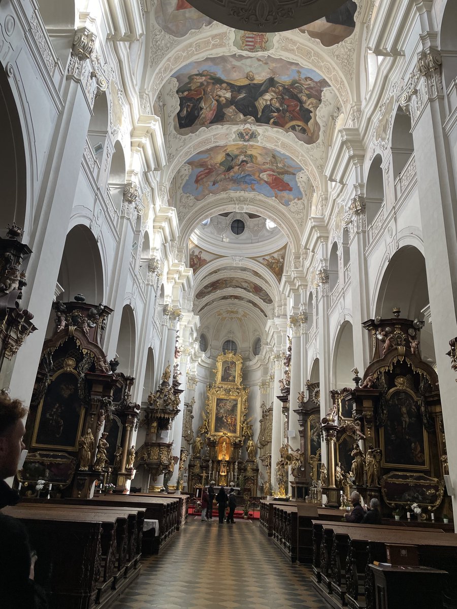 t_echizen's tweet image. 『シークレット・オブ・シークレッツ』125章に登場する聖トマス修道院。オーガスティン・ホテルに隣接。すぐ横の鍾乳石の壁（現地の人は「悪魔の壁」と呼んでいる）へ行きたかったものの、冬期は非公開とのことで断念。
#PR #プラハ #チェコへ行こう​ #cityofsecrets