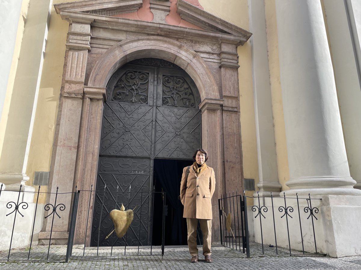 t_echizen's tweet image. 『シークレット・オブ・シークレッツ』125章に登場する聖トマス修道院。オーガスティン・ホテルに隣接。すぐ横の鍾乳石の壁（現地の人は「悪魔の壁」と呼んでいる）へ行きたかったものの、冬期は非公開とのことで断念。
#PR #プラハ #チェコへ行こう​ #cityofsecrets