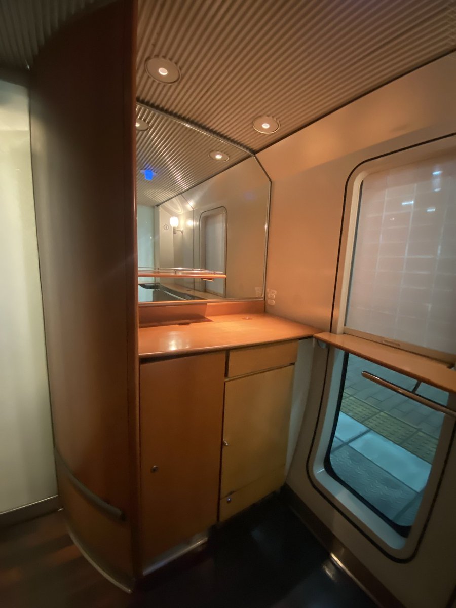 1次車はモニター付き+ワイド窓、2次車は縦長窓で設備が木目なので2次車です。
天井付けのカラフルなLEDも2次車の特徴です。(写真はSM3、SM7、SM10)