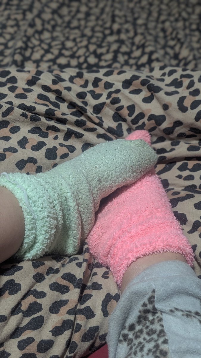 Cold feet means fluffy socks

#footfetısh #fluffysocks #smallfeet