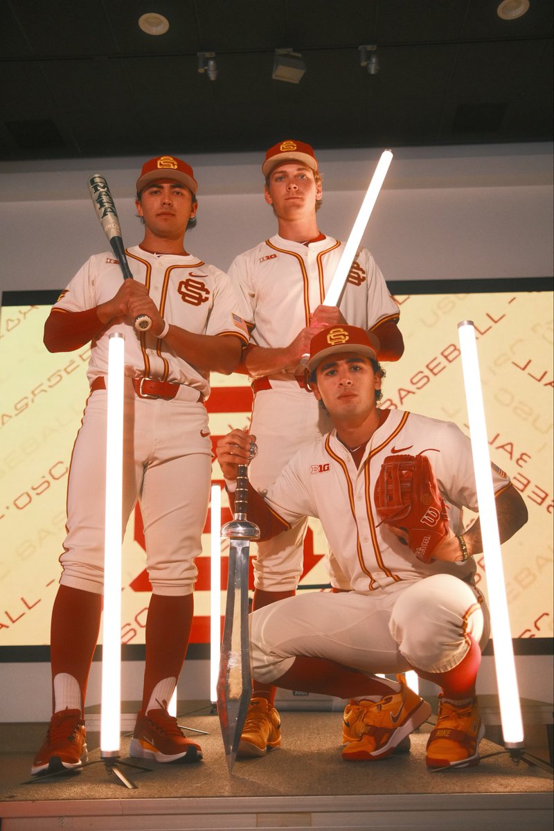 USC_Baseball's tweet photo. media day done right ✌️📸

#FightOn x 𝗧𝗛𝗘 𝗣𝙇𝘼𝗖𝗘 𝗧𝗢 𝗕𝗘 https://t.co/lxTgmt37aK