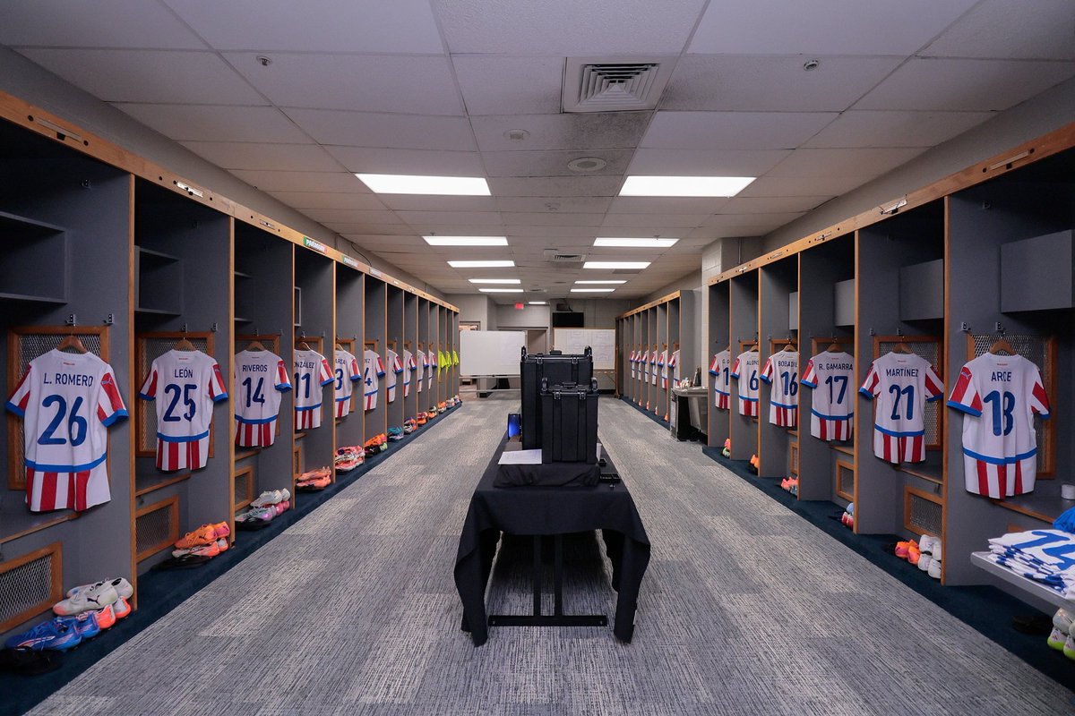 La piel de todo un país ⚪️🔴❤️‍🔥

¡Vestuario listo en el 🏟️ Alamodome!

#VamosParaguay 🇵🇾