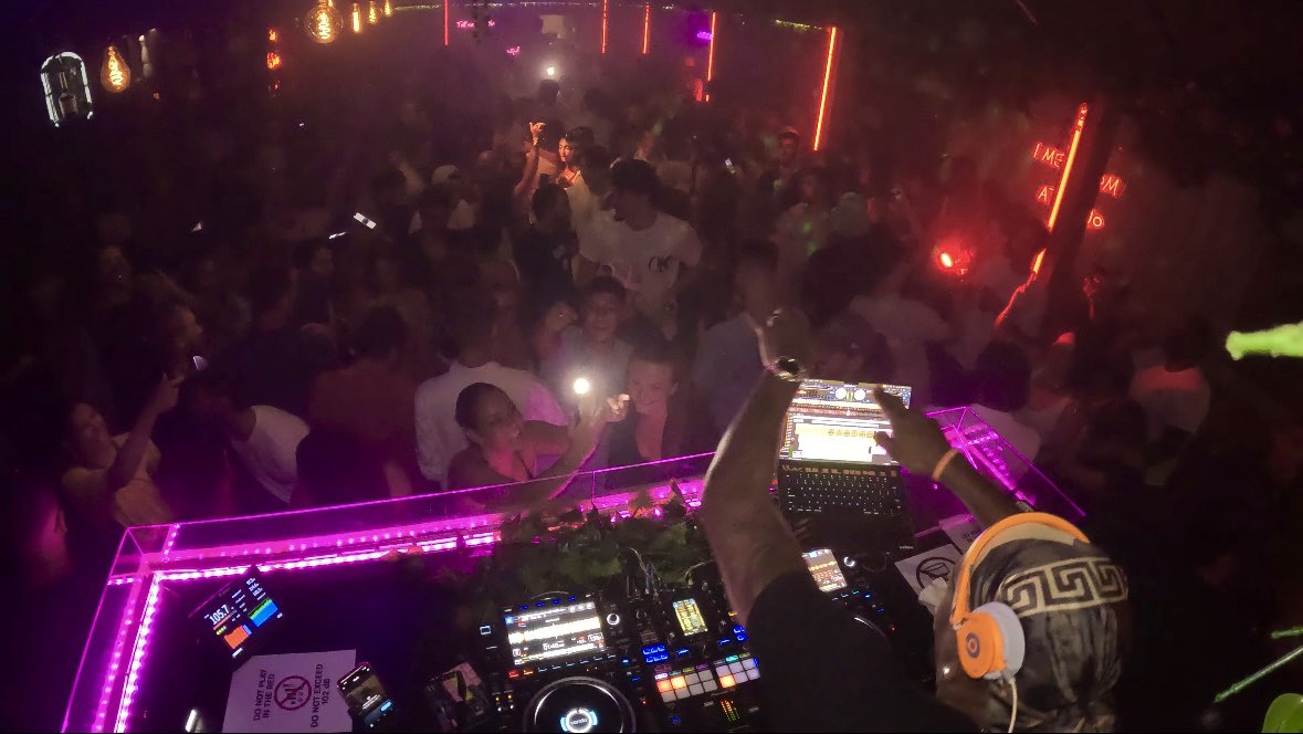 DjEM411's tweet photo. #StBarth #ModjoStBarth #BookYourDJ #SXMDJs #SXMDJ #SaintMartin 🇫🇷 #SintMaarten 🇸🇽 #BOOKINGS #International 🌍 #islandboy #djlife #PARTYDJ #djEM411 https://t.co/jizFbzZ7tQ