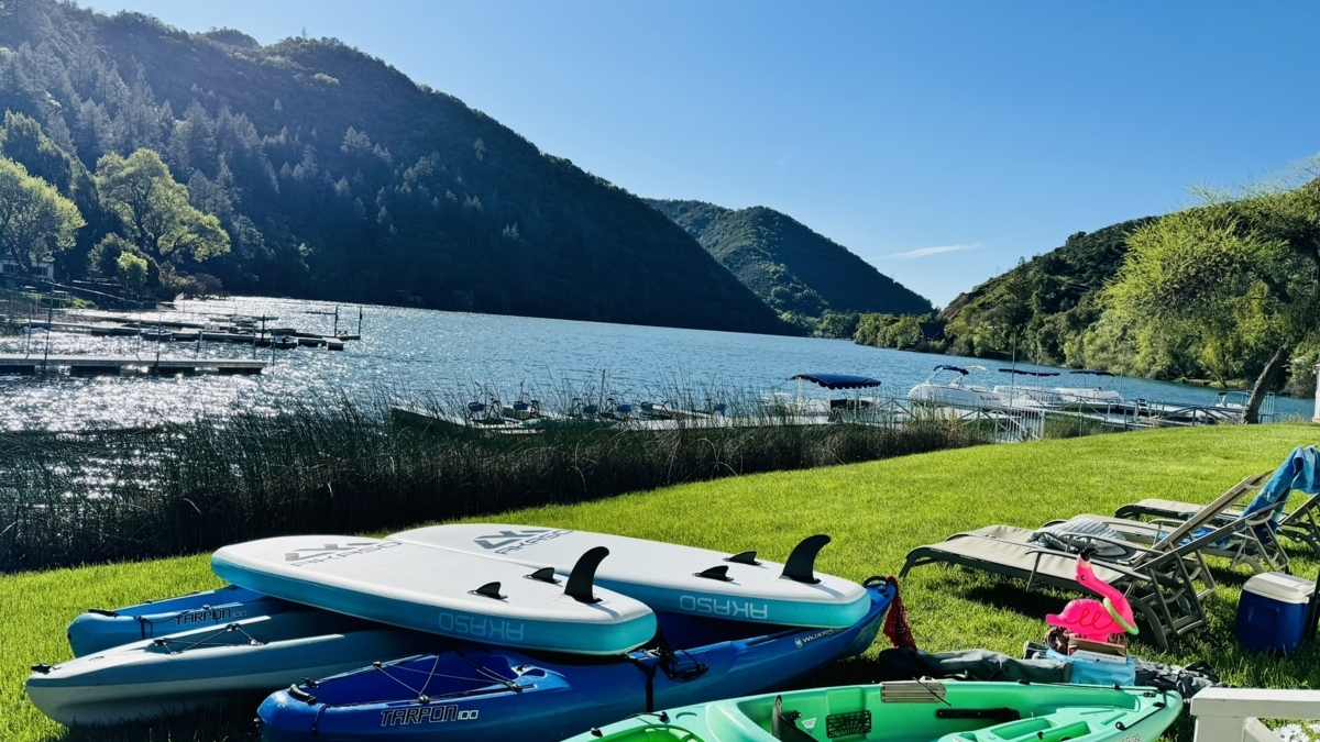 LodgeBlueLakes's tweet image. #Vacation rule: if there’s water, you have to get out on it. Rent a #kayak or #paddleboard and glide your way to a perfect day. 😎🌊
 bit.ly/3PpBoz7
#TheLodgeatBlueLakes