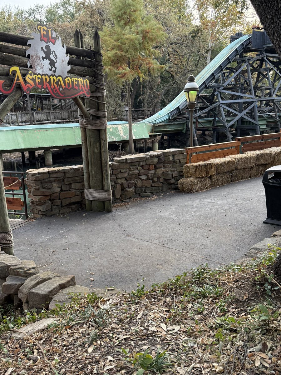jeffrey_siebert's tweet image. Historic Flume #1 refurbishment has begun!! @SixFlagsOverTX