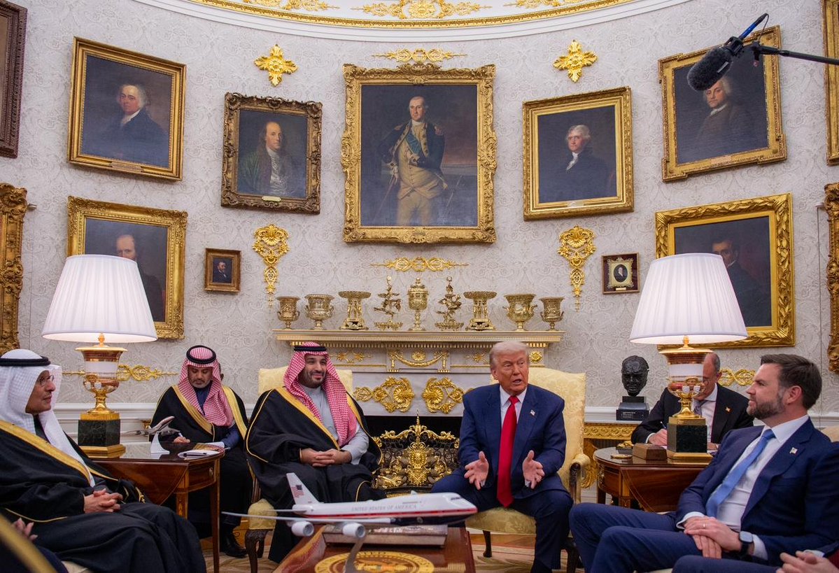 سمو #ولي_العهد وفخامة الرئيس الأمريكي يوقعان اتفاقية الدفاع الإستراتيجية بين البلدين، التي تأتي في إطار الشراكة الإستراتيجية والروابط التاريخية الراسخة التي تجمع البلدين منذ أكثر من تسعين عامًا، وتمثل خطوة محورية تُعزّز الشراكة الدفاعية طويلة المدى، وتعكس التزام الجانبين المشترك