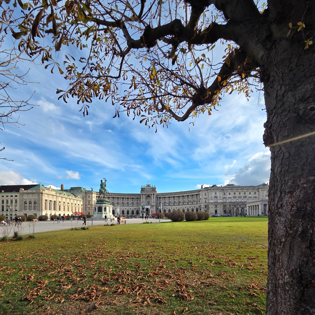 11月上旬に続き一泊二日でウィーンに。ウィーン国際空港に着いたら強い雨で、ベルリンよりもかなり寒い。食事をしてホテルに戻ったらうとうとしまい、ちょうど観劇に出発の時間。観劇後にホテルで過ごす時間がいい。翌日は一転して良い天気。クリスマスマーケットも。ウィーンには12月にもう一度くる。