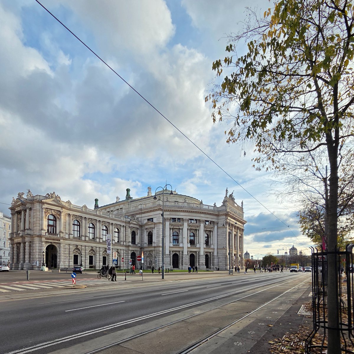 「消去 一つの崩壊」を観るためにブルク劇場に。ベルンハルトの原作小説は、身内の不幸で帰京した男が過去を思い出し、あらゆるものへの呪詛を語る。演劇はその男の半生を何人もの俳優が描く。一切の過去の消去のためになされる膨大な想起はグロテスクな様相を帯びる。しかし過去の抹消はできない。