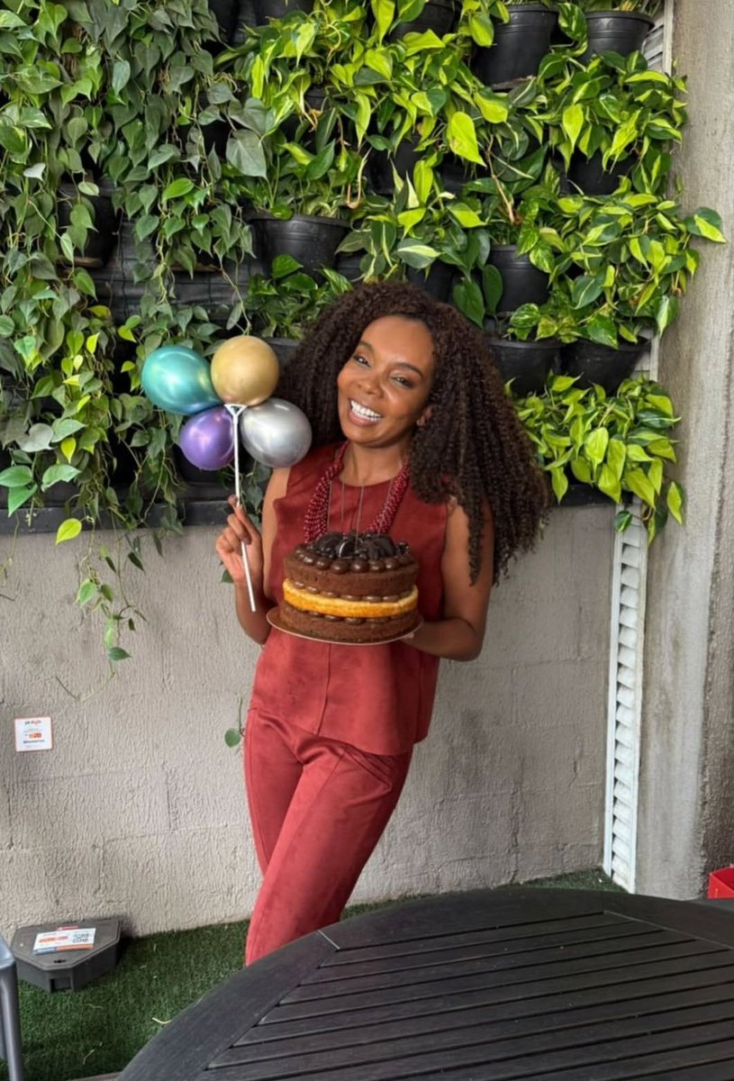 Feliz aniversário, Thelma Regina. 💓