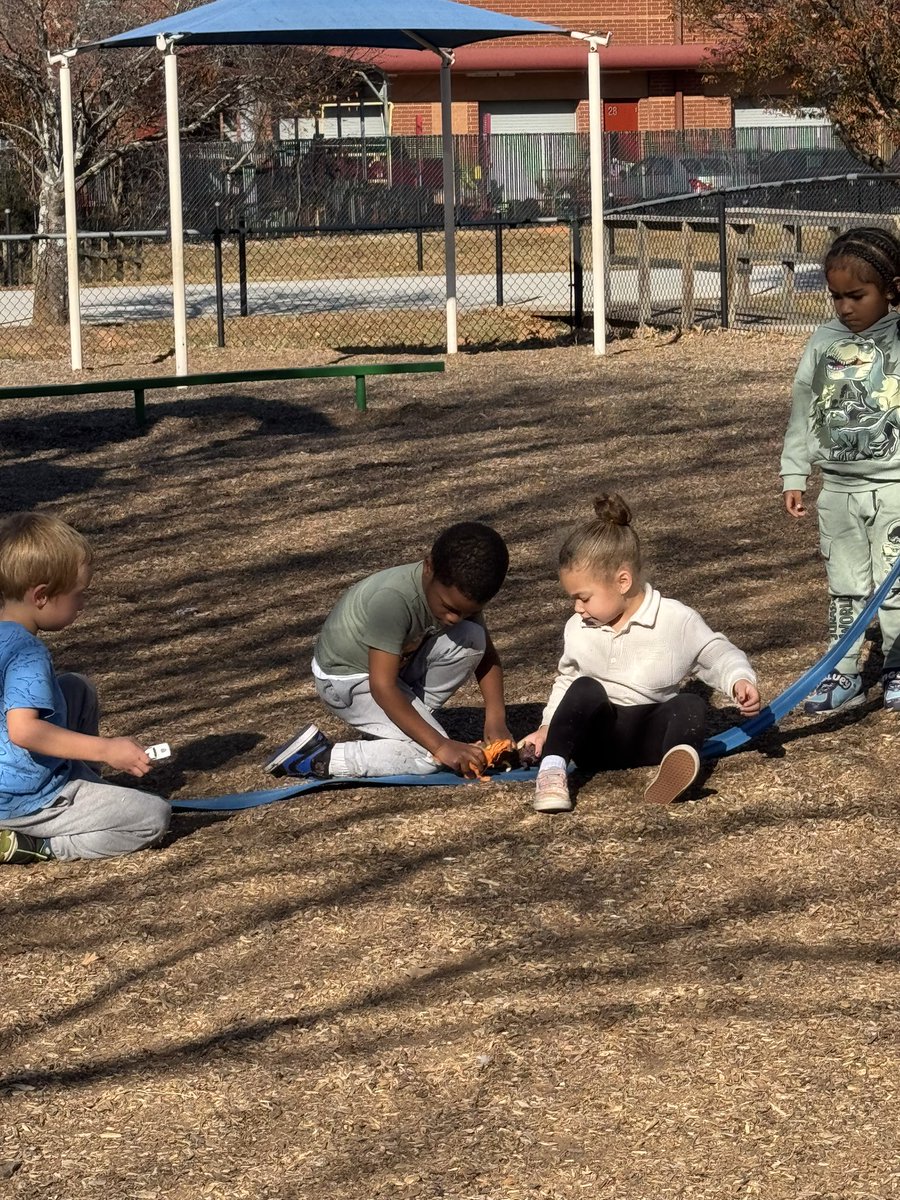 RCPS_EarlyLearn's tweet image. “When science class turns into a racetrack… students race to understand force and gravity!”
#stem #pat #dph #playgroundscience