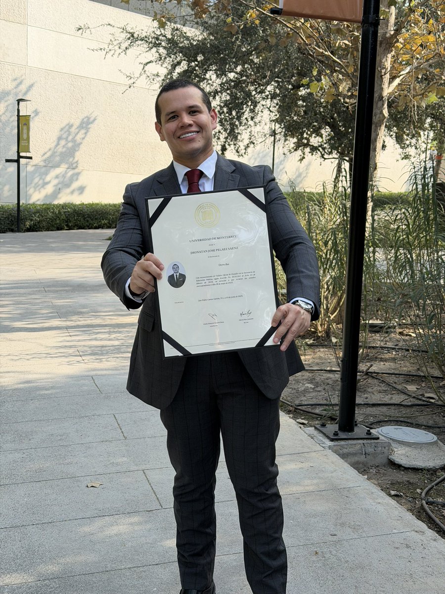 Hoy recibí el título de doctor en derecho por la Universidad de Monterrey <a href="/udem/">Universidad de Monterrey</a> 🙌🏻