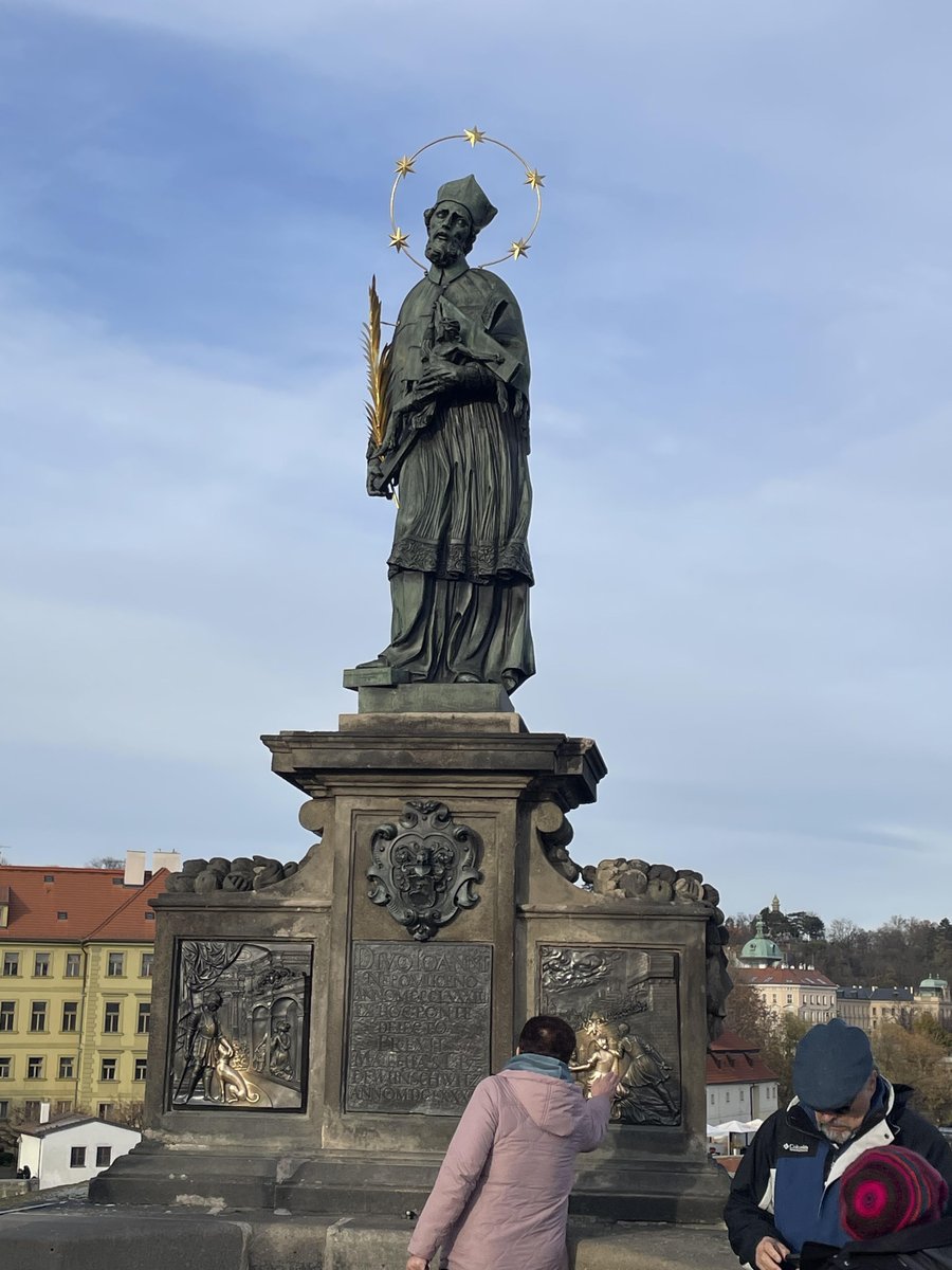 t_echizen's tweet image. 『シークレット・オブ・シークレッツ』前半の主舞台であるカレル橋へ。ここで夜明けにとんでもないことが起こります。一番人気の聖ヤン・ネポムスキー像（1枚目）のあと、意外に知られていないフランスシスコ・ザビエルの前で（2枚目）。

#PR #プラハ #チェコへ行こう​ #cityofsecrets