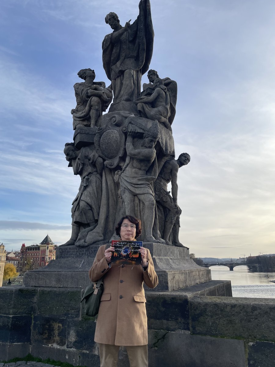 t_echizen's tweet image. 『シークレット・オブ・シークレッツ』前半の主舞台であるカレル橋へ。ここで夜明けにとんでもないことが起こります。一番人気の聖ヤン・ネポムスキー像（1枚目）のあと、意外に知られていないフランスシスコ・ザビエルの前で（2枚目）。

#PR #プラハ #チェコへ行こう​ #cityofsecrets