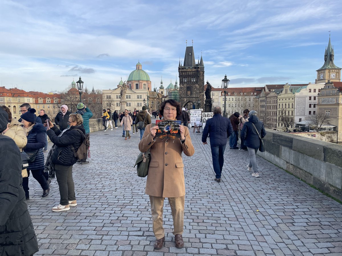 t_echizen's tweet image. 『シークレット・オブ・シークレッツ』前半の主舞台であるカレル橋へ。ここで夜明けにとんでもないことが起こります。一番人気の聖ヤン・ネポムスキー像（1枚目）のあと、意外に知られていないフランスシスコ・ザビエルの前で（2枚目）。

#PR #プラハ #チェコへ行こう​ #cityofsecrets