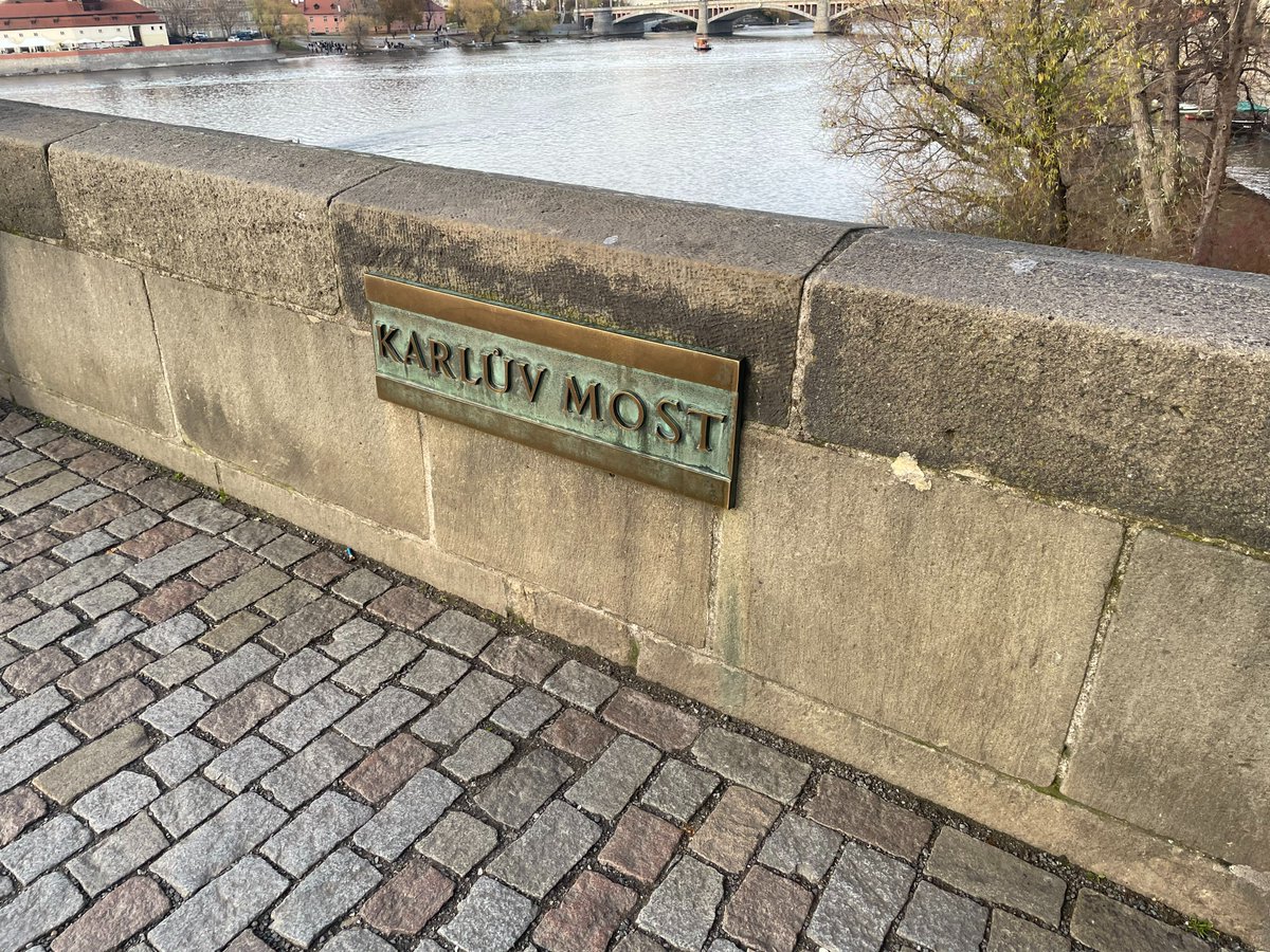 t_echizen's tweet image. 『シークレット・オブ・シークレッツ』前半の主舞台であるカレル橋へ。ここで夜明けにとんでもないことが起こります。一番人気の聖ヤン・ネポムスキー像（1枚目）のあと、意外に知られていないフランスシスコ・ザビエルの前で（2枚目）。

#PR #プラハ #チェコへ行こう​ #cityofsecrets