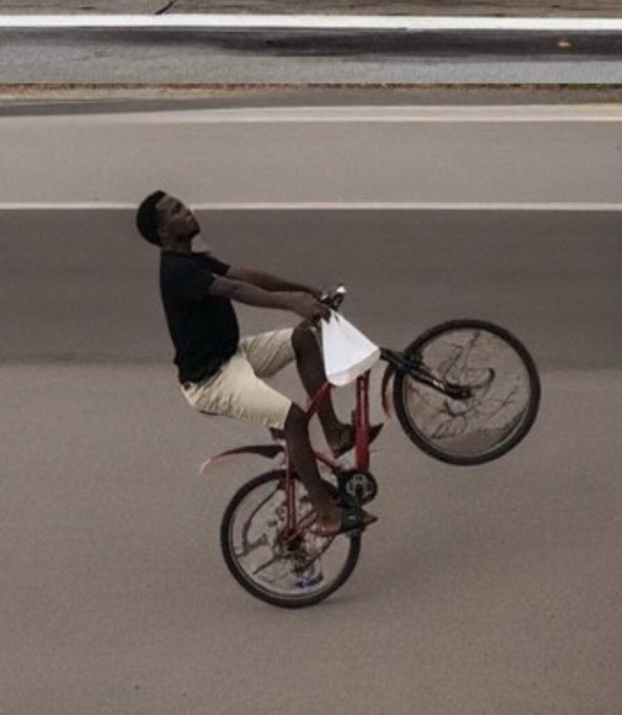 fiifi_ap's tweet image. How ama burland dey see bongo?