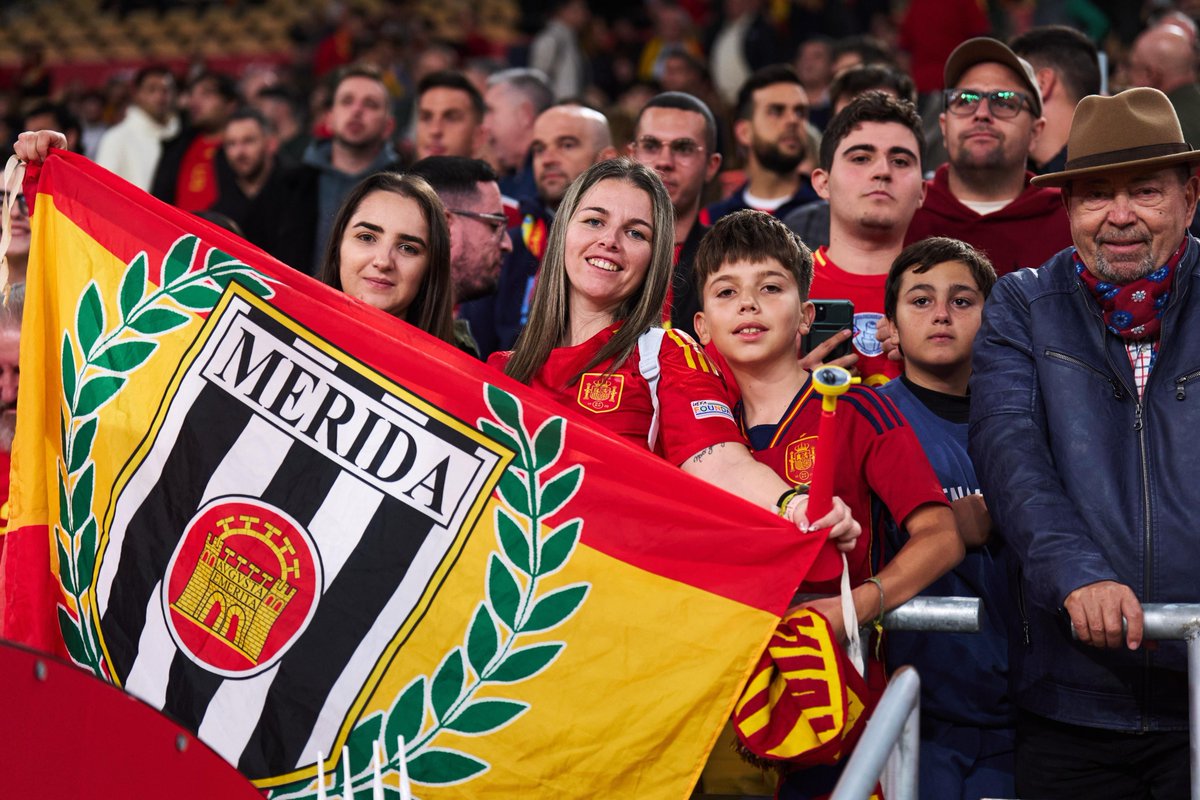 Me encanta que cuando se ve a la <a href="/SEFutbol/">Selección Española Masculina de Fútbol</a> la gente presuma orgullosa de los colores de sus equipos.

Y muy bien el CM de la selección dando altavoz a los clubes de manera indirecta. 

💙🖤 <a href="/Linares_Dptvo/">Linares Deportivo 💙⚒</a> y <a href="/Merida_AD/">A.D. Mérida</a> presente en la selección de todos.