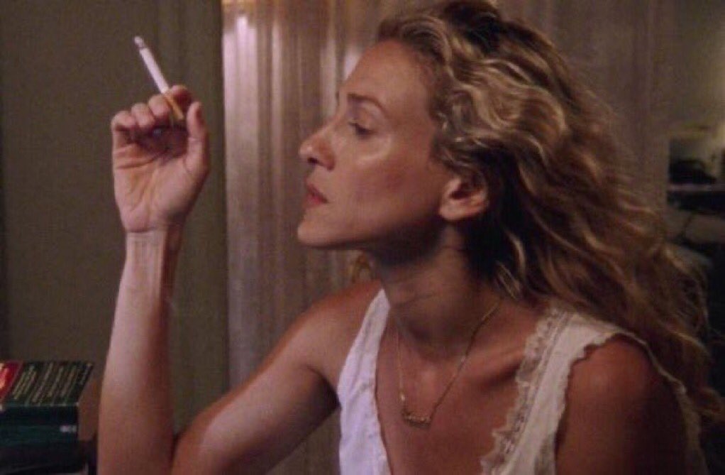 preciso que alguém me beije como se tivesse tentando me devorar me engolir me consumir