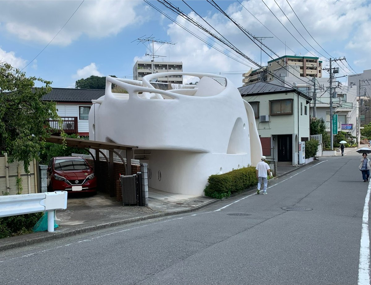 verear_'s tweet image. 人生で一番「なんやこれ？」となった住宅。全てが曲線で構成されていて、内部も凄いらしい。屋上の手すりなんかもめちゃくちゃユニークで、完全にアート作品でもある住宅やった。

「 トラス・ウォール・ハウス 」