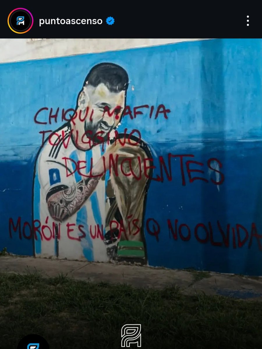 gravep's tweet image. Siguen vandalizando murales de Messi, la Selección y los campeones del mundo con mensajes en contra de Tapia y la AFA. No creo que a Leo le haga mucha gracia. Se esta yendo todo al carajo. La gente explotó.