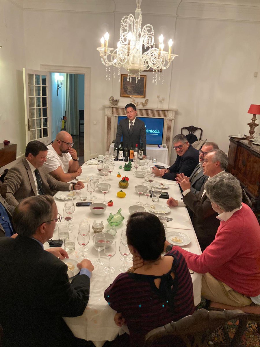 BrunoBFigueroa's tweet image. Hecho en México! Presentación de 6 vinos de Baja California, Coahuila  y Querétaro y Aguascalientes, dirigida por el sommelier mexicano Iván Misael Galván a sommeliers, enólogos, productores y periodistas 🇵🇹, entre otros, para descubrir etiquetas premiadas del #VinoMexicano 1/2