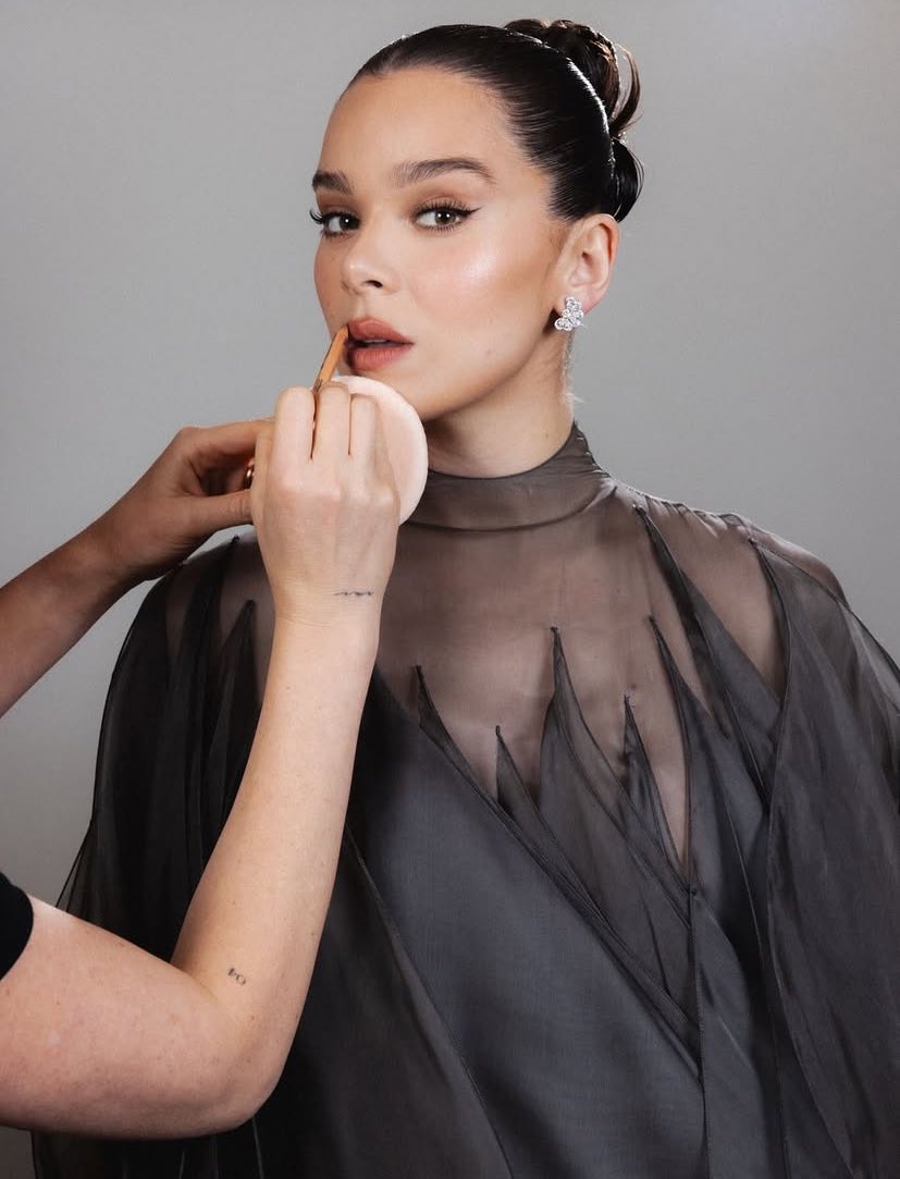 HAILEE STEINFELD OH MY GOD.