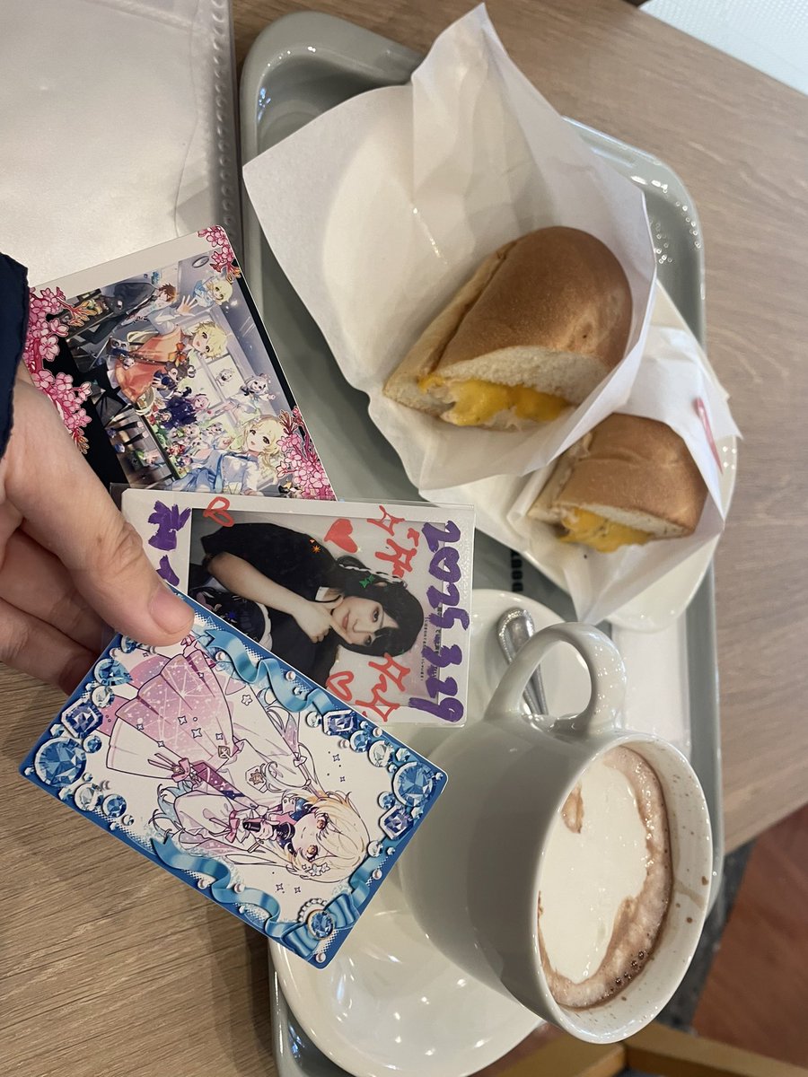 Mij4Z92's tweet photo. 今日も病院に行く〜寒いからホットココアと朝ごはんといつも一緒にいる推しを連れて〜 https://t.co/VT0X3cPYs1