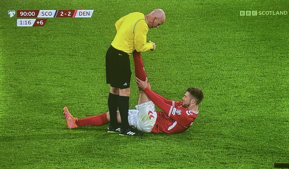 <a href="/dbulandshold/">Fodboldlandsholdene 🇩🇰</a> Hope the lad is OK 😢