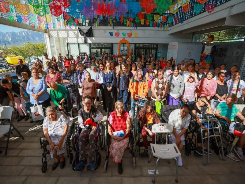 El Alcalde del Municipio de San Pedro, Mauricio Farah Giacomán, realizó la entrega de apoyos funcionales y tarjetas del programa alimentario a más de 100 ciudadanos habitantes de la zona poniente de la ciudad, con el propósito de promover la prevención en materia de salud y el