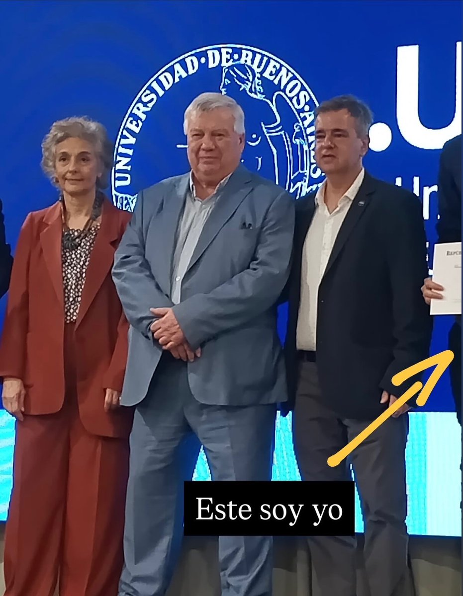 santikorovsky's tweet image. Me entregaron un reconocimiento y esta fue la foto que sacó mi mamá.