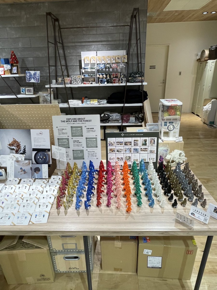 JwolfA's tweet photo. 「オオカミの森」本日開催！！　阪神百貨店梅田本店2Ｆ
たくさんのオオカミたちがあなたを待っています
心の中にオオカミを遊ばせよう！ https://t.co/5yZon3tf3N
