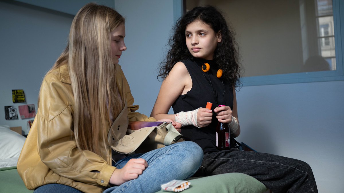 jipe0043's tweet image. Actrice devenue romancière, #IsabelleCarre passe à la réalisation en adaptant sa prose. Avec une générosité qui consiste à s’appuyer sur son expérience personnelle pour en tirer des enseignements universels dans #Lesreveurs. Un film consolateur.
En lire +:
jipezelig.blogspot.com/2025/11/les-re…