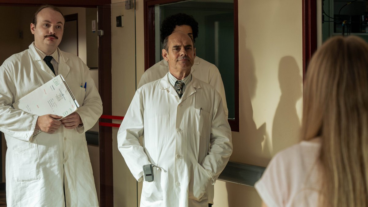 jipe0043's tweet image. Actrice devenue romancière, #IsabelleCarre passe à la réalisation en adaptant sa prose. Avec une générosité qui consiste à s’appuyer sur son expérience personnelle pour en tirer des enseignements universels dans #Lesreveurs. Un film consolateur.
En lire +:
jipezelig.blogspot.com/2025/11/les-re…